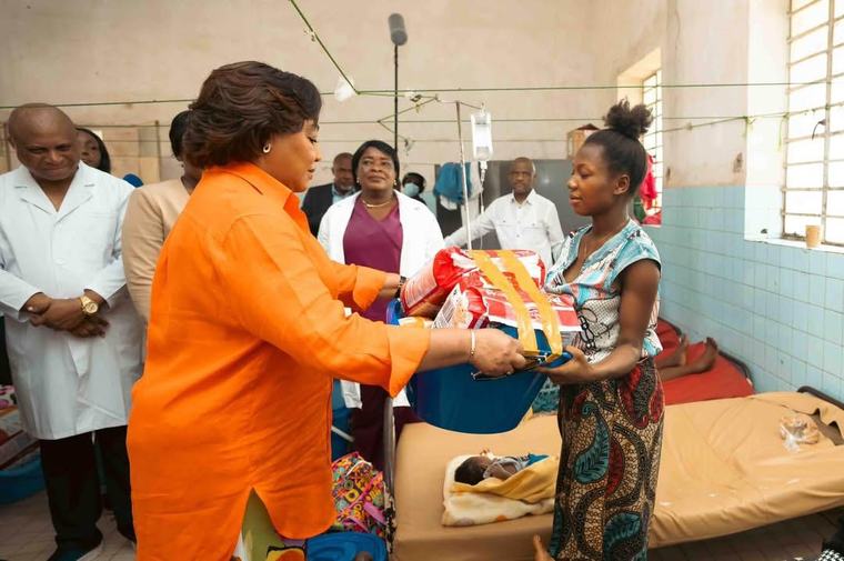 POURSUIVANT SON SÉJOUR À MBUJI-MAYI, Denise Nyakeru apporte du matériel médical à la maternité de l’Hôpital général de Bonzola