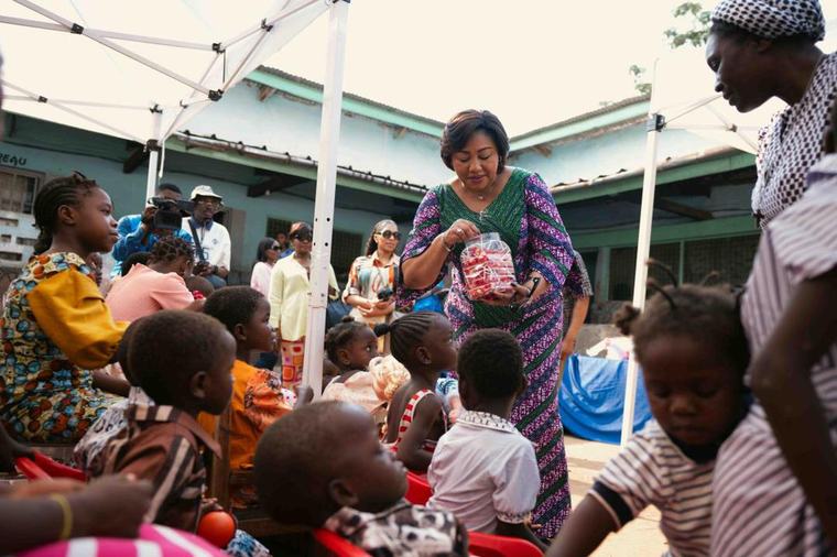 Denise Nyakeru Tshisekedi au chevet des orphelins de Saint-Joseph à Mbuji-Mayi