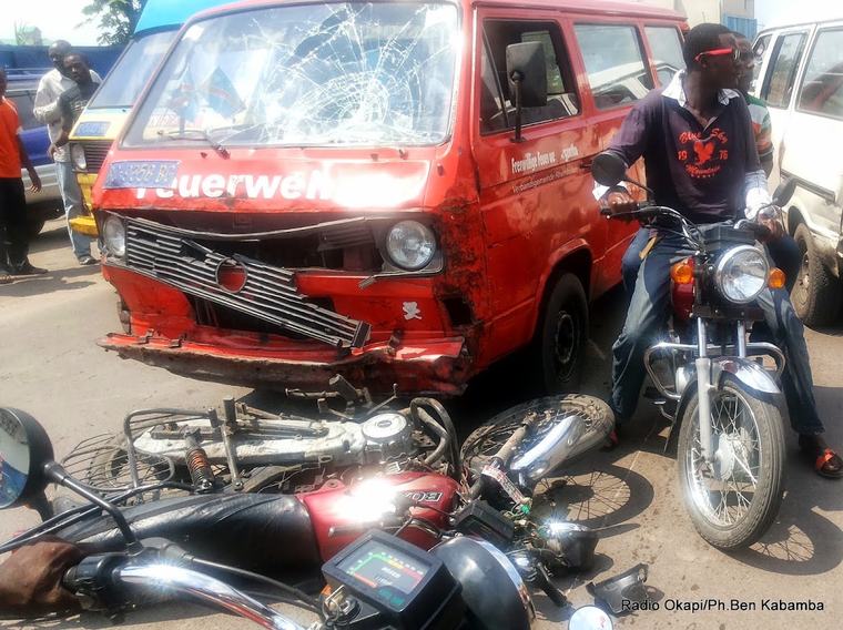 Quatre morts dans une collision entre deux motos à Kenge, le maire dénonce le non-respect du code de la route
