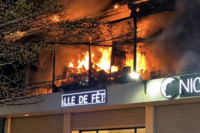 Incendie meurtrier dans une salle de fêtes à Kinshasa : le difficile pari de gouverner par anticipation